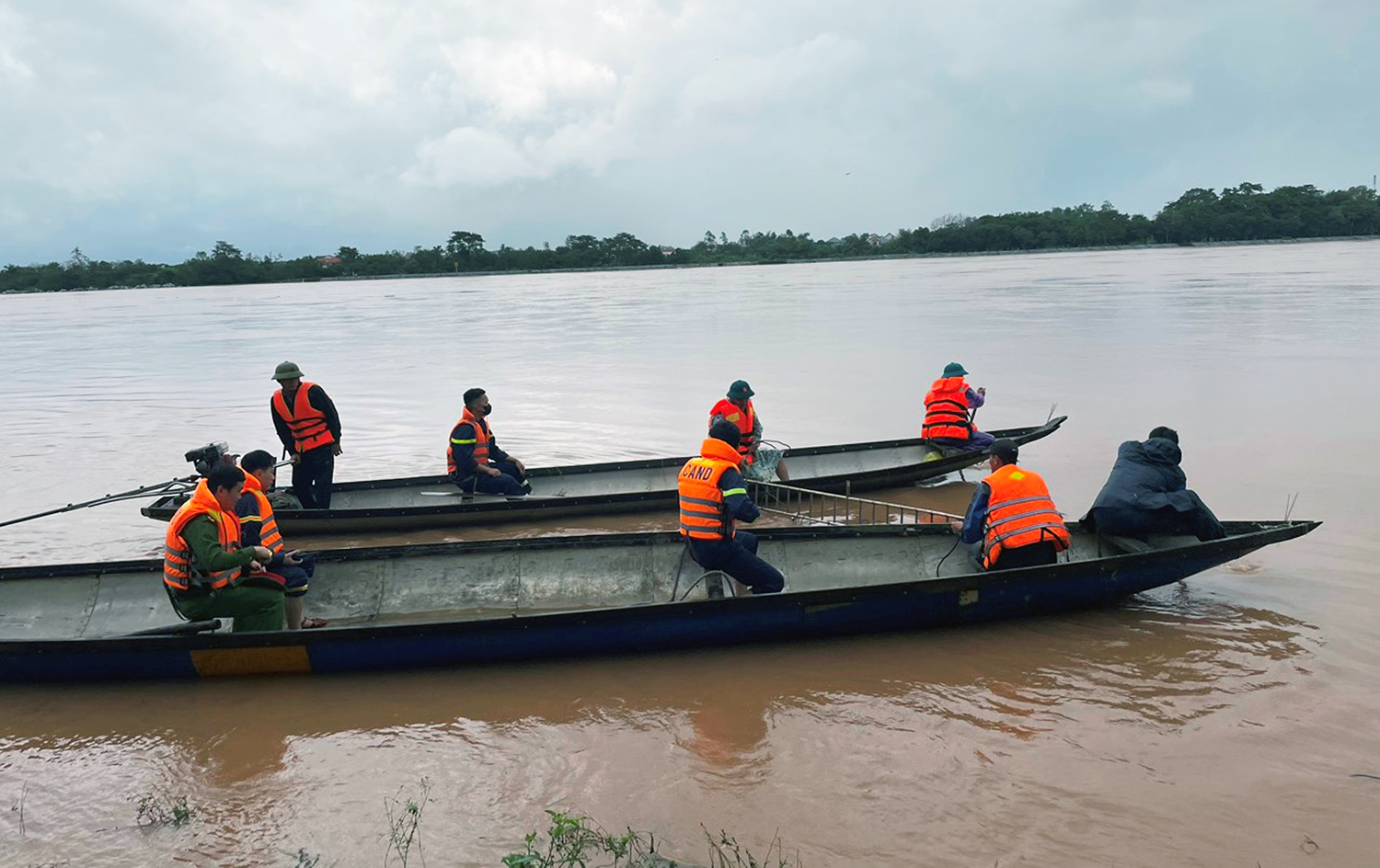 Quảng Ninh: Huy động lực lượng tìm kiếm người dân rơi xuống sông Long Đại