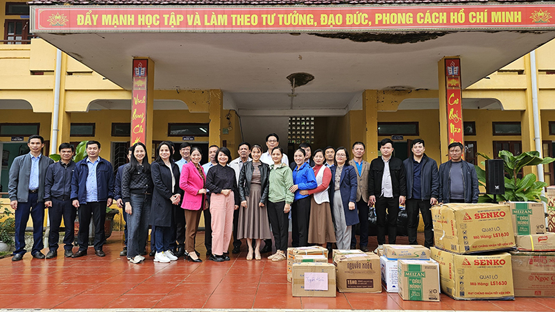Khối thi đua các ban Đảng tỉnh: Thăm, tặng quà các trường học ở biên giới