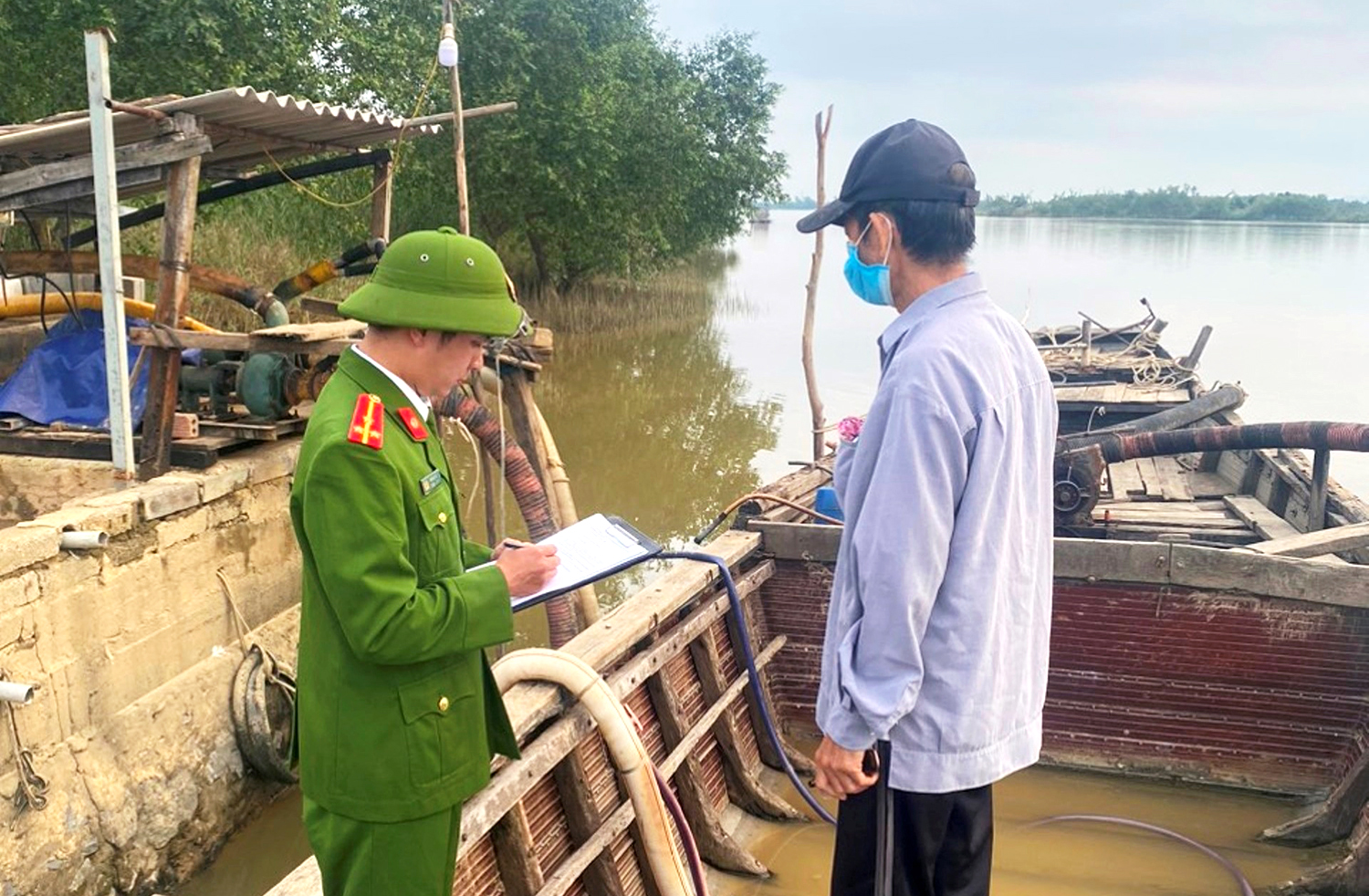 Bắt quả tang thuyền khai thác cát trái phép trên sông Nhật Lệ