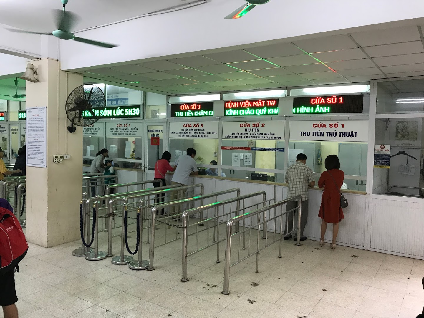 Đề xuất bệnh nhân mua thuốc bên ngoài sẽ được Bảo hiểm Y tế thanh toán