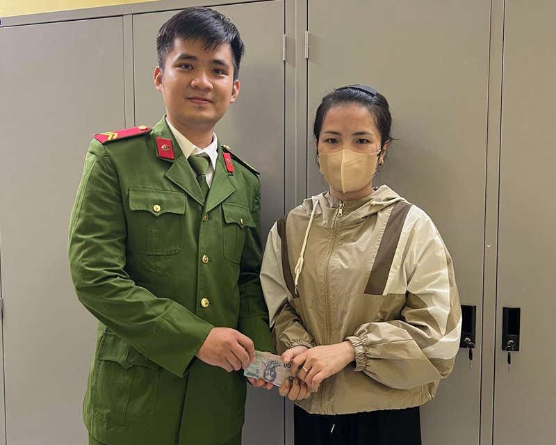 Lệ Thủy: Chiến sĩ Công an nhặt được hơn 22 triệu đồng trả lại người bị mất