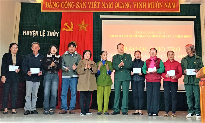 Hội Bảo trợ bệnh nhân nghèo tỉnh: Tặng quà cho cựu chiến binh có hoàn cảnh khó khăn