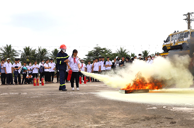 Trải nghiệm, thực hành kỹ năng chữa cháy, cứu nạn ở cơ sở