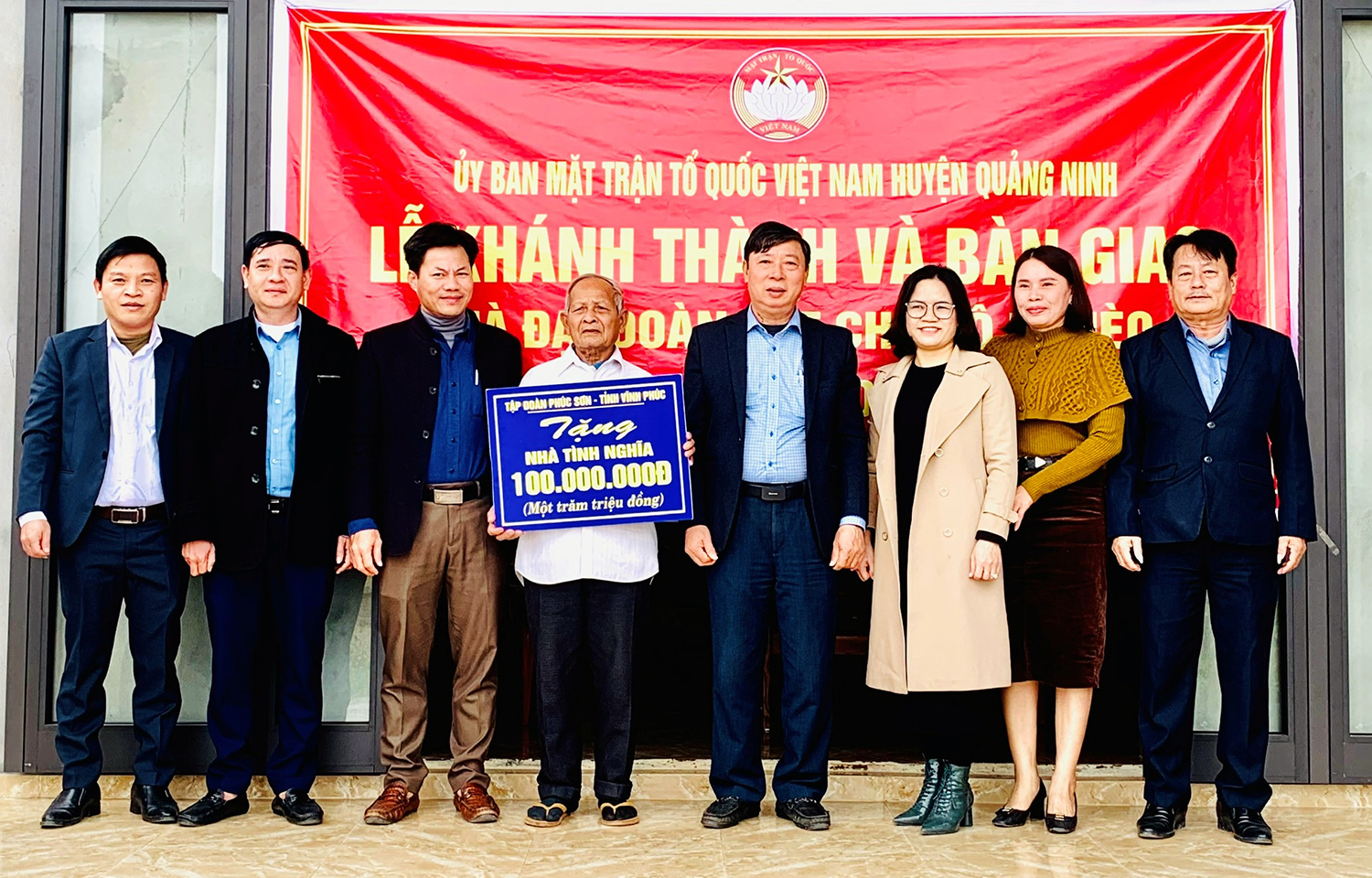 Bàn giao nhà "Đại đoàn kết" cho hộ nghèo ở xã Hàm Ninh