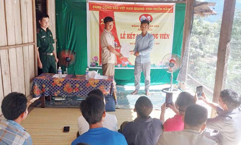 Minh Hóa: Kết nạp 15 đảng viên vùng đồng bào dân tộc thiểu số