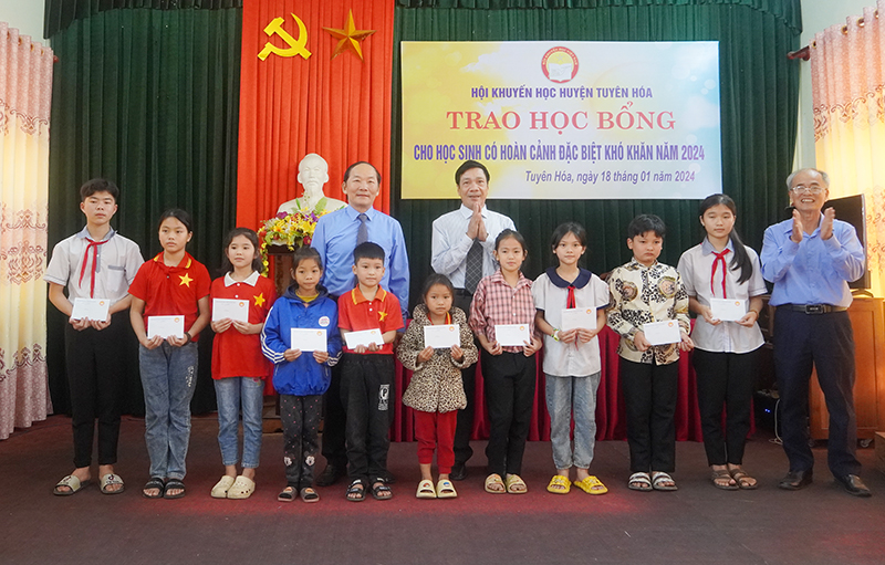 Trao 61 suất học bổng cho học sinh có hoàn cảnh đặc biệt khó khăn