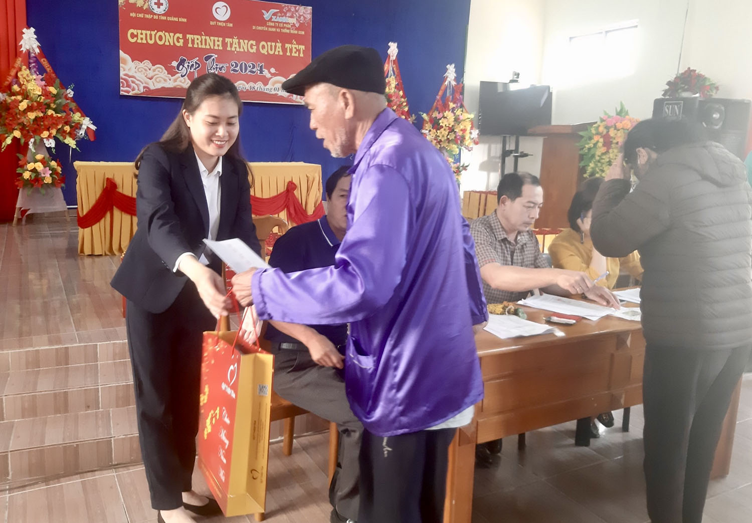 Trao quà Tết cho người dân hoàn cảnh khó khăn