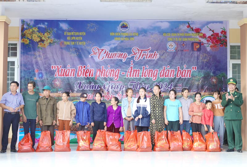 Thắm tình "Xuân Biên phòng-ấm lòng dân bản" tại xã Hóa Sơn
