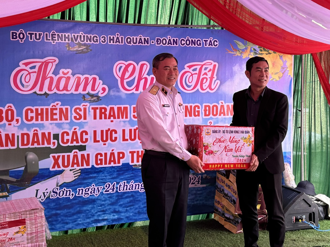 Thăm, tặng quà và chúc Tết địa phương, đơn vị tại huyện đảo Lý Sơn