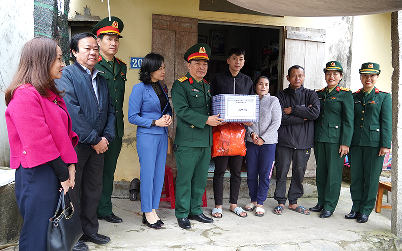TP. Đồng Hới: Tặng quà cho thanh niên nhập ngũ có hoàn cảnh đặc biệt khó khăn