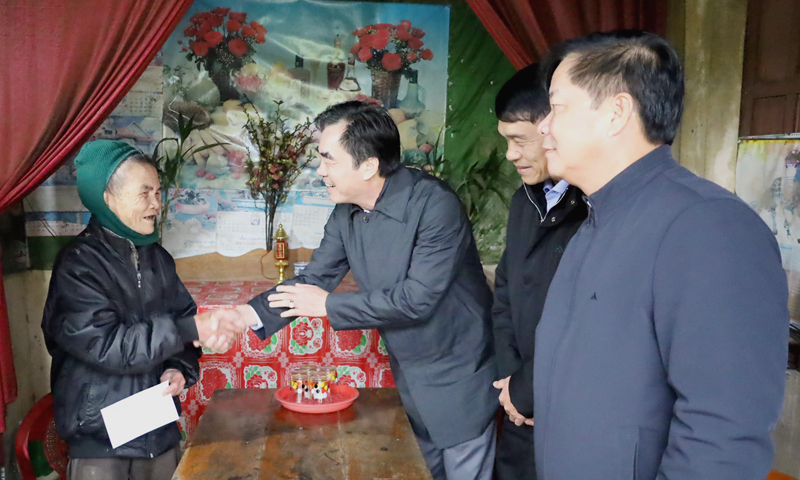 Thăm, tặng quà Tết cho các gia đình chính sách, hộ nghèo ở huyện Minh Hóa