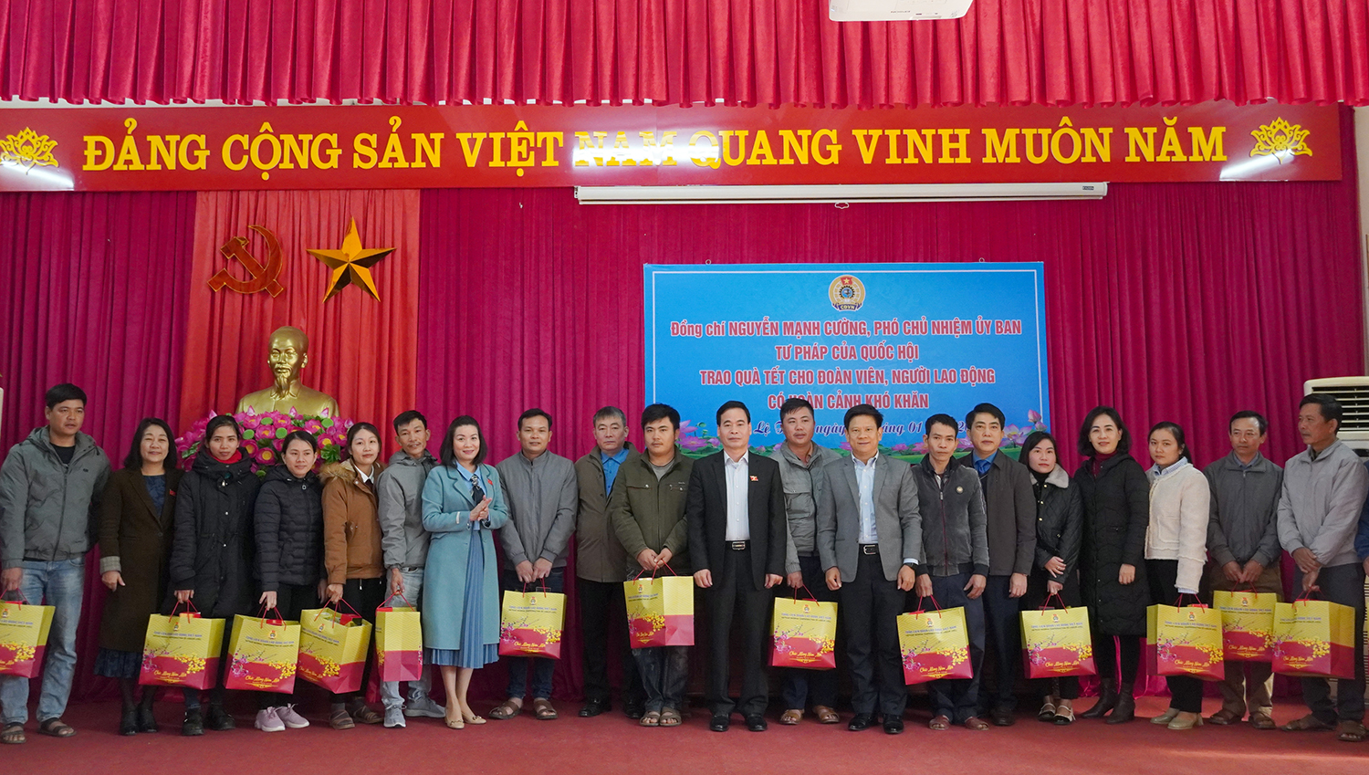 Liên đoàn Lao động tỉnh trao quà Tết cho đoàn viên, người lao động và gia đình chính sách