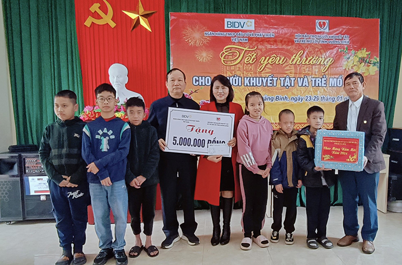 Trao quà "Tết yêu thương" cho người khuyết tật và trẻ mồ côi