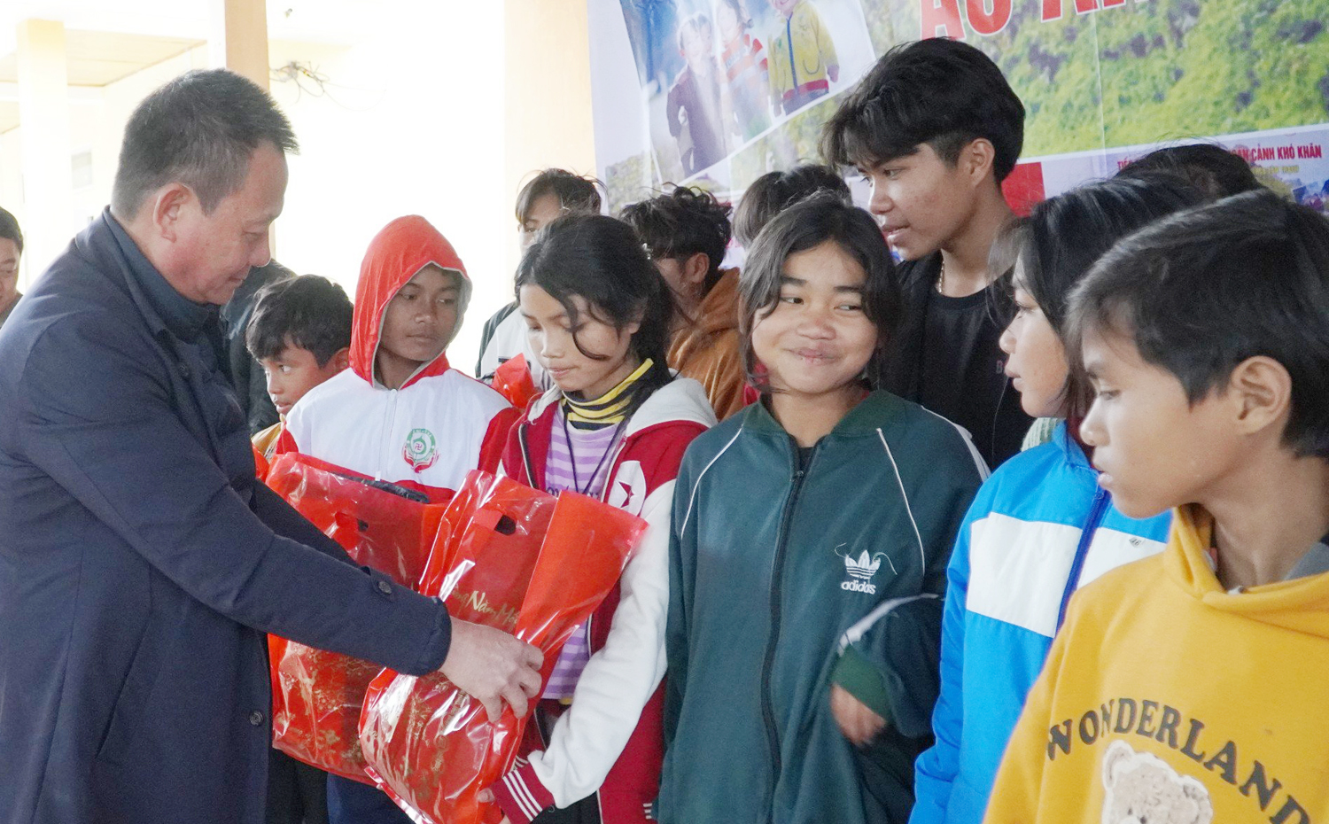 "Áo ấm biên cương" cho học sinh xã Thượng Trạch