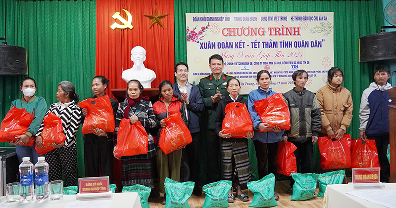 Nhiều hoạt động vui Tết và tặng quà cho các hoàn cảnh khó khăn