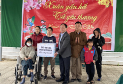 Đồng chí Phó Bí Thư Thường trực Tỉnh ủy thăm, chúc Tết gia đình chính sách và các đồng chí nguyên lãnh đạo tỉnh