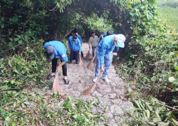 Đoàn viên, thanh niên tham gia làm vệ sinh tại chùa Kim Phong-núi Thần Đinh