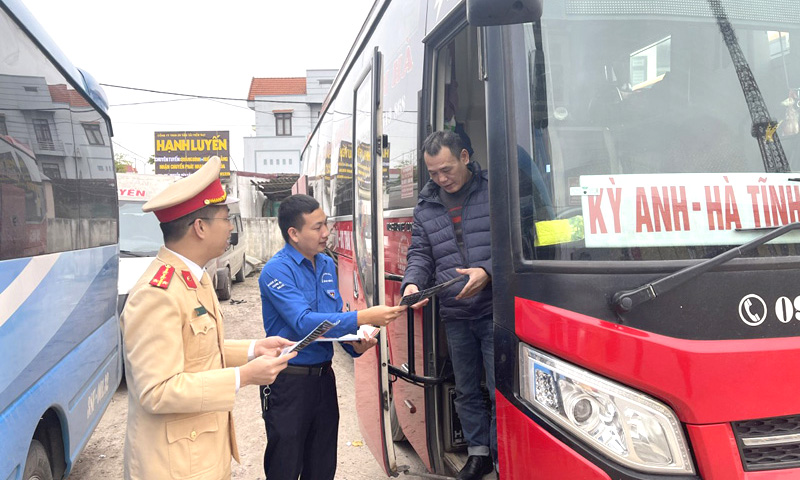 Tuyên truyền pháp luật về trật tự an toàn giao thông cho chủ xe, lái xe và hành khách