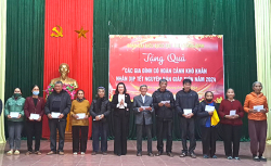 Đoàn đại biểu Quốc hội tỉnh thăm, tặng quà Tết tại các xã biên giới huyện Bố Trạch