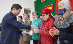 Trao quà Tết của đồng chí Thường trực Ban Bí thư, Trưởng ban Tổ chức Trung ương Trương Thị Mai cho gia đình chính sách, hộ nghèo xã Hiền Ninh