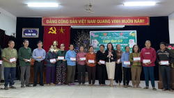 Đoàn đại biểu Quốc hội tỉnh tặng quà cho bà con xã Thanh Hóa