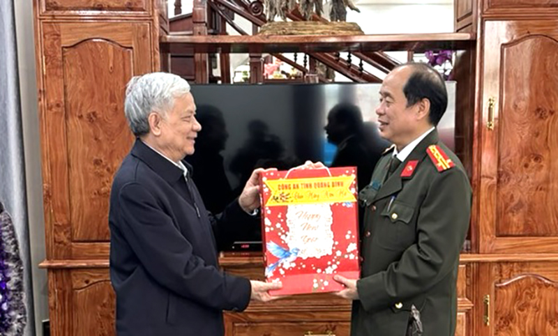 Đồng chí Giám đốc Công an tỉnh thăm, chúc Tết các đồng chí nguyên lãnh đạo tỉnh