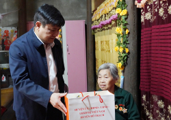 Bố Trạch: Lãnh đạo huyện thăm, chúc Tết các gia đình chính sách, nguyên lãnh đạo huyện qua các thời kỳ