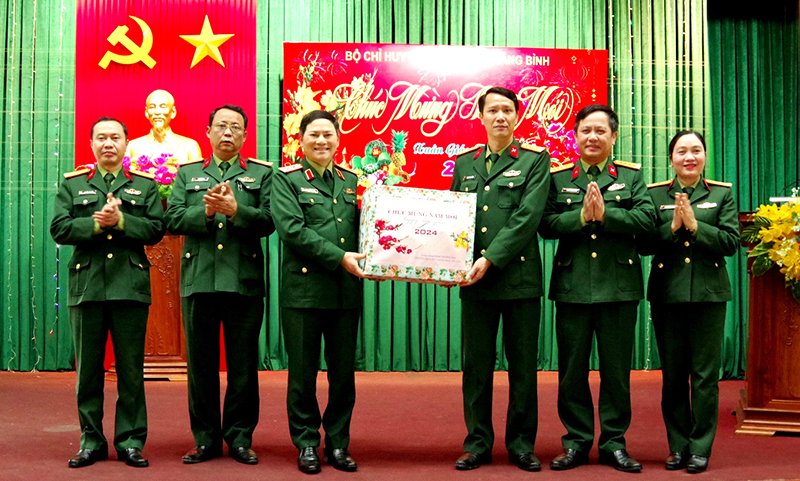 Đồng chí Phó Tổng Tham mưu trưởng QĐND Việt Nam kiểm tra, chúc Tết lực lượng vũ trang tỉnh