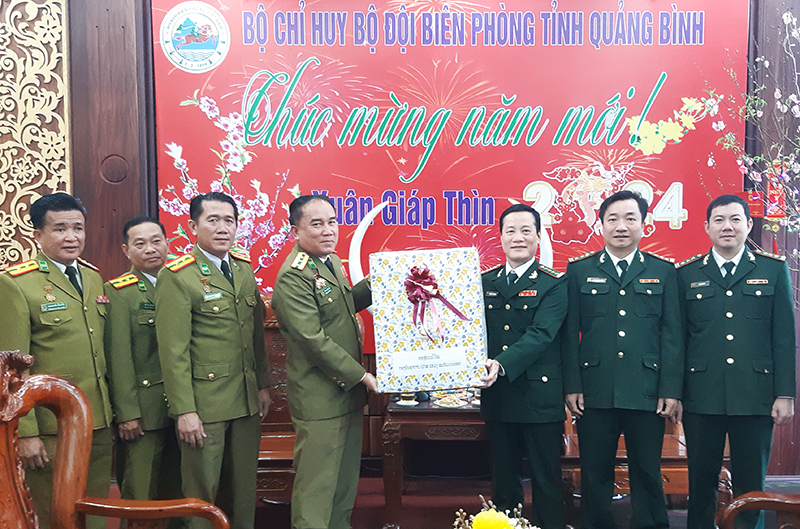 Công an tỉnh Sạ-vẳn-na-khệt thăm, chúc tết Bộ đội Biên phòng tỉnh