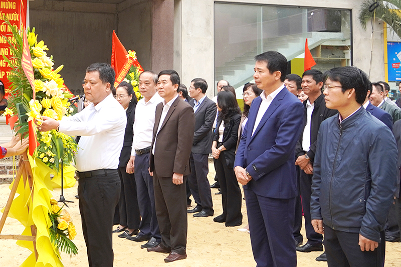TP. Đồng Hới: Dâng hoa tại Bia di tích "Chi bộ phố"