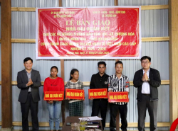 Bàn giao nhà "Đại đoàn kết" cho 4 hộ gia đình ở xã Thượng Hóa