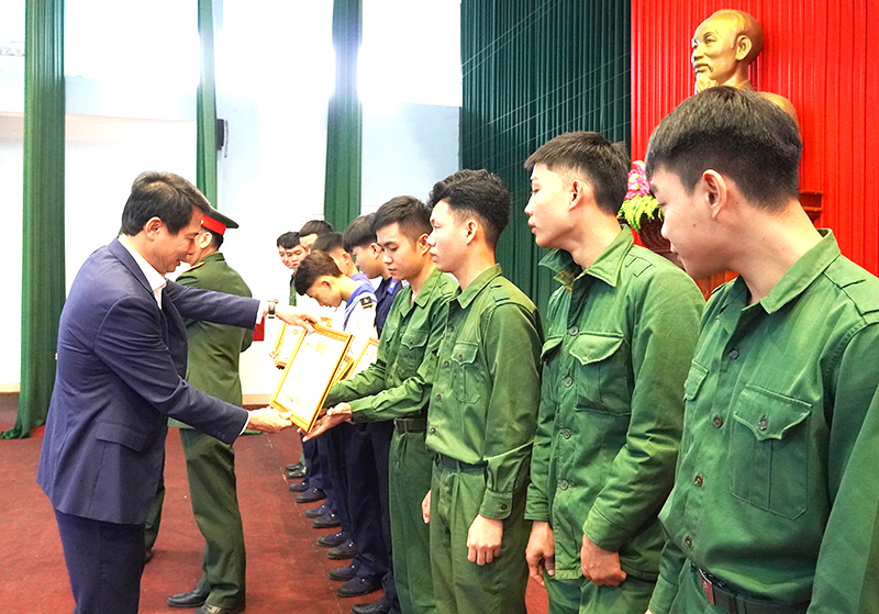 TP. Đồng Hới: Khen thưởng 20 quân nhân hoàn thành xuất sắc nhiệm vụ tại ngũ