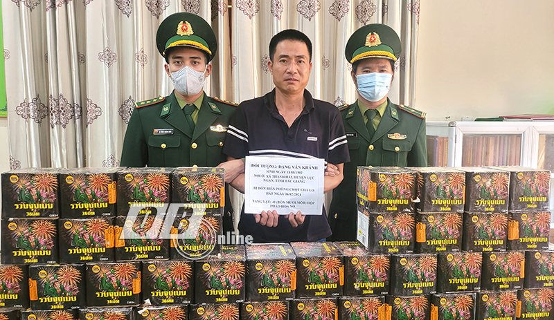 Bắt đối tượng vận chuyển 41 hộp pháo hoa nổ trái phép qua biên giới
