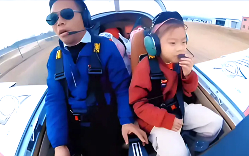 Bố lái máy bay chở con về quê ăn Tết để tránh tắc đường