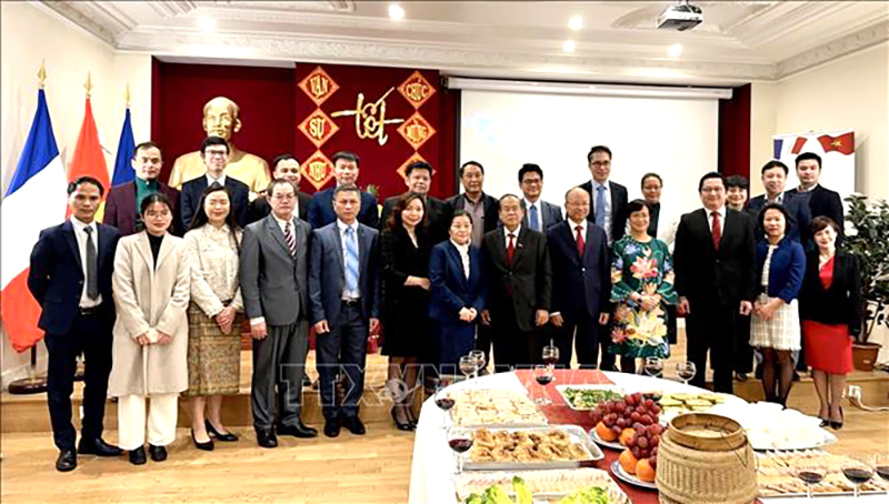 Xuân Giáp Thìn 2024: Ấm áp tình hữu nghị giữa Đại sứ quán Việt Nam và Lào tại Pháp