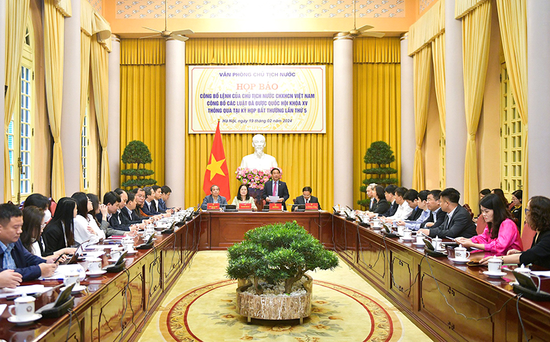 Chủ tịch nước công bố Luật Đất đai và Luật Các tổ chức tín dụng (sửa đổi)