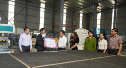 Đồng chí Bí thư Thành ủy Đồng Hới thăm các đơn vị ra quân sản xuất, kinh doanh