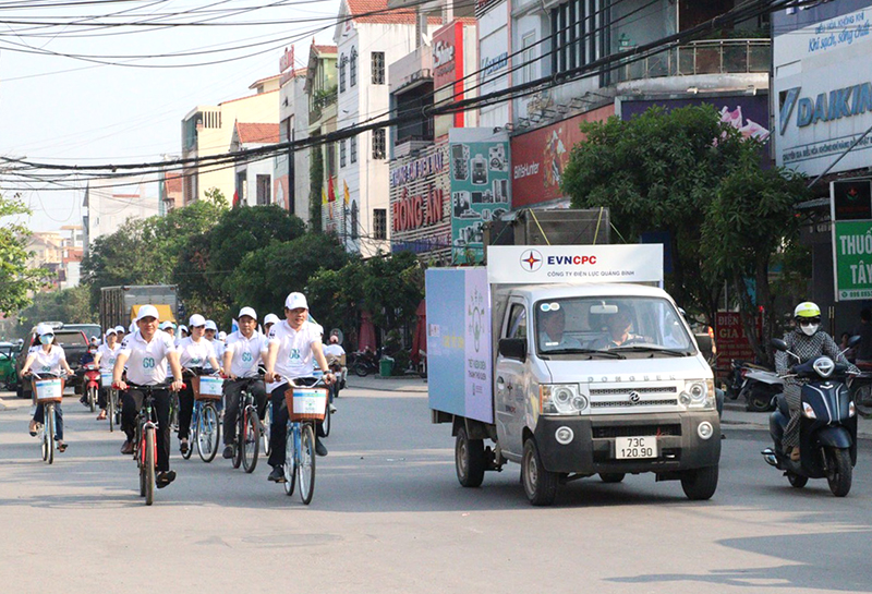 Vì khách hàng phục vụ