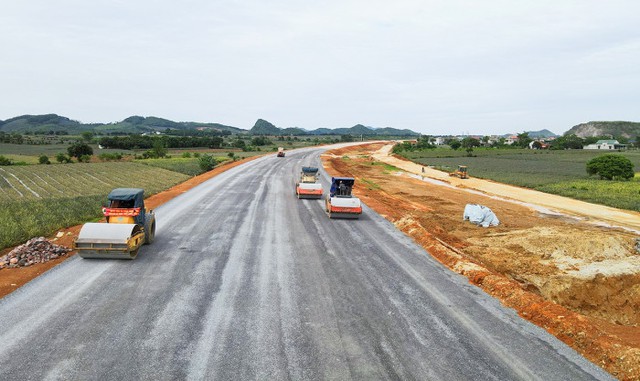 Triển khai áp dụng tiêu chuẩn quốc gia trong công tác thi công, nghiệm thu lớp mặt đường bằng hỗn hợp nhựa nóng tại các dự án giao thông xây dựng trên địa bàn tỉnh