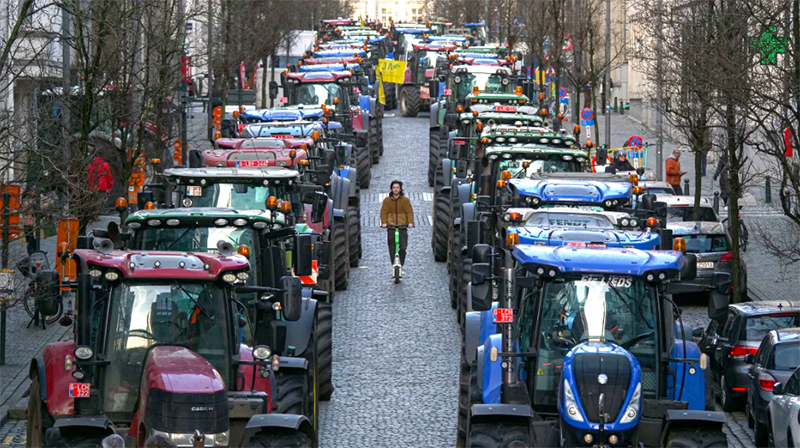 Nông dân tiếp tục lái máy kéo phong tỏa một phần thủ đô Brussels (Bỉ)