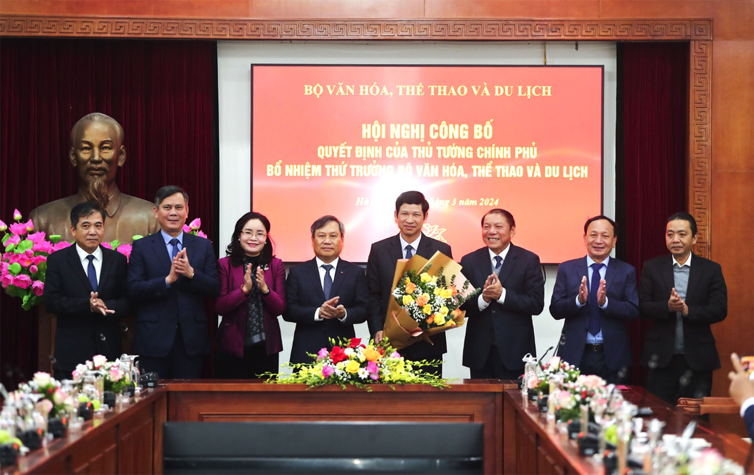 Trao quyết định điều động, bổ nhiệm Phó Chủ tịch tỉnh giữ chức Thứ trưởng