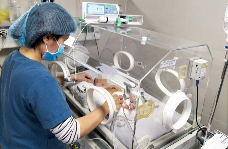 Phẫu thuật thành công bé sinh non suy hô hấp bị khe hở thành bụng