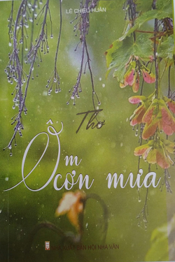 "Ôm cơn mưa" một giọng thơ hồn hậu, chân thành