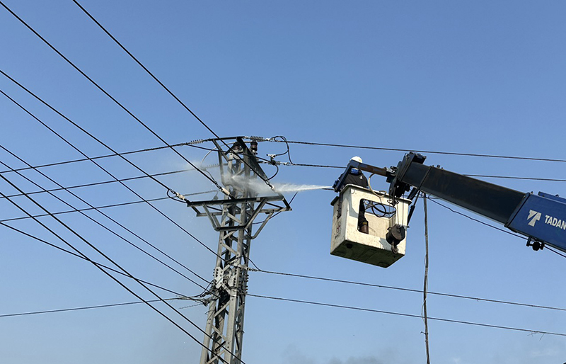 Điện lực Lệ Thủy: Tập trung vệ sinh cách điện bằng nước áp lực cao