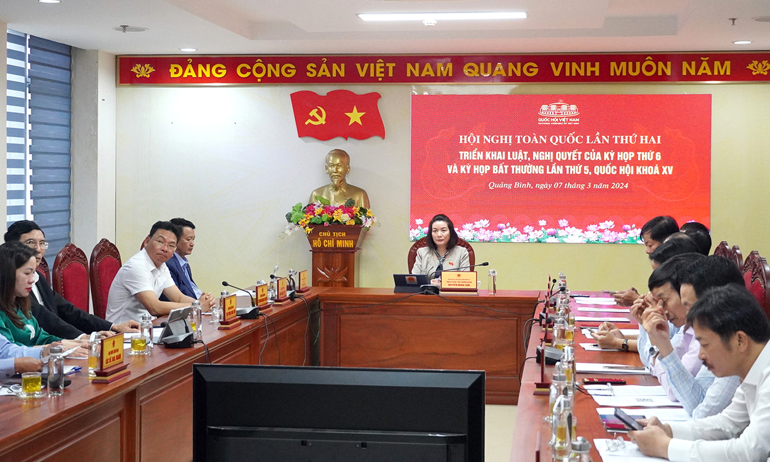 Sớm đưa các luật, nghị quyết vào cuộc sống