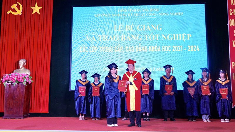 Trường cao đẳng Kỹ thuật Công-Nông nghiệp Quảng Bình: Trao bằng tốt nghiệp khóa 2021-2024