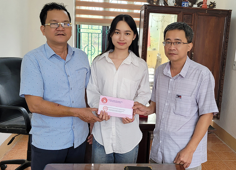 Nâng niu những "cánh én nhỏ"
