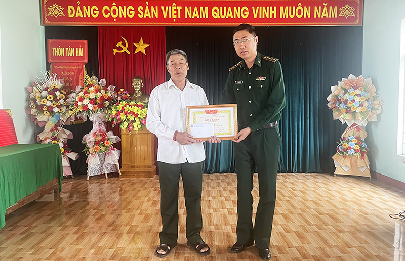 Tặng giấy khen cho người dân phát hiện 20 bánh ma túy dọc bờ biển