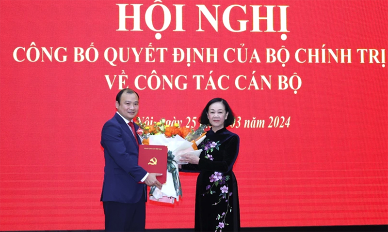 Công bố quyết định của Bộ Chính trị về công tác cán bộ