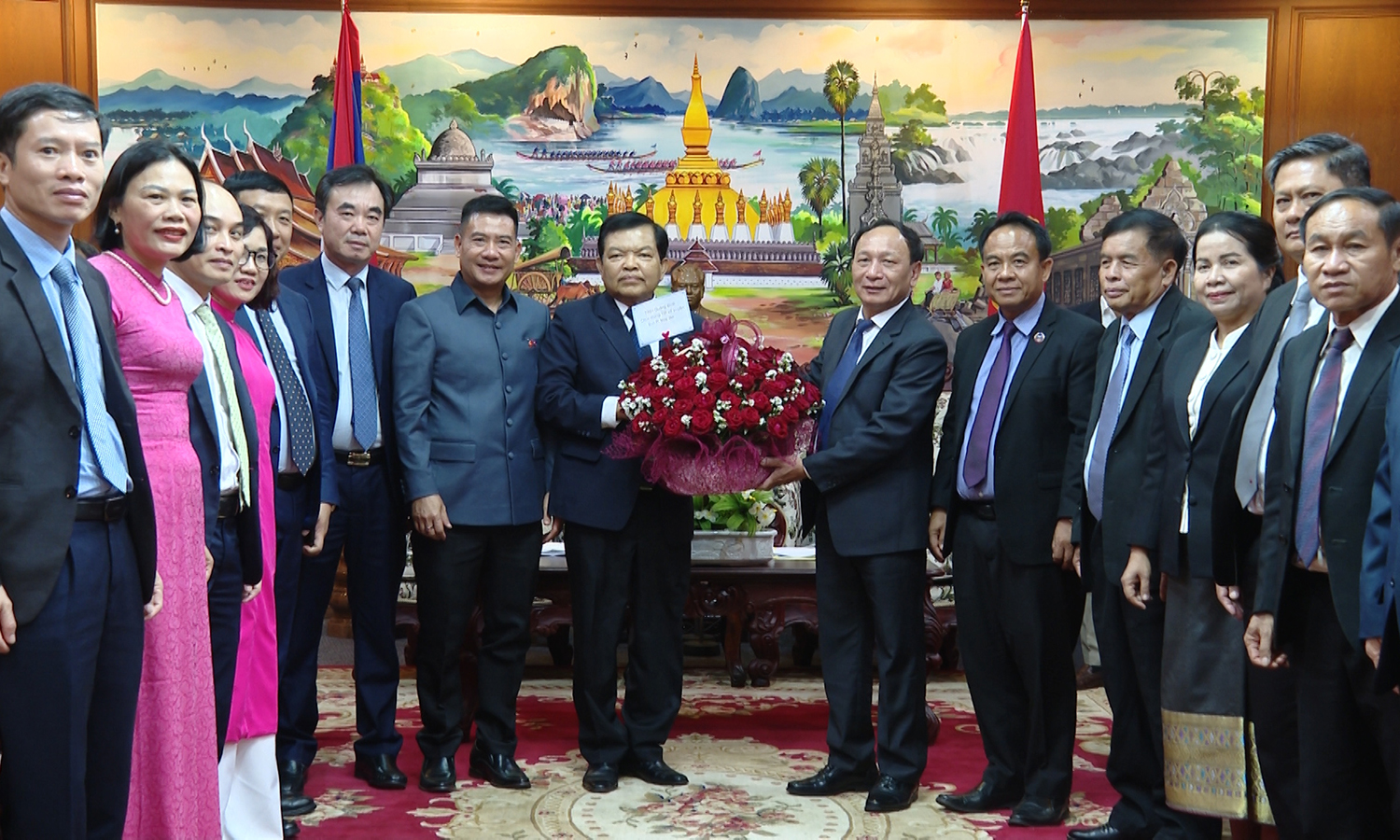 Lãnh đạo tỉnh thăm, chúc Tết Bun-pi-may tại tỉnh Chăm-pa-sắc